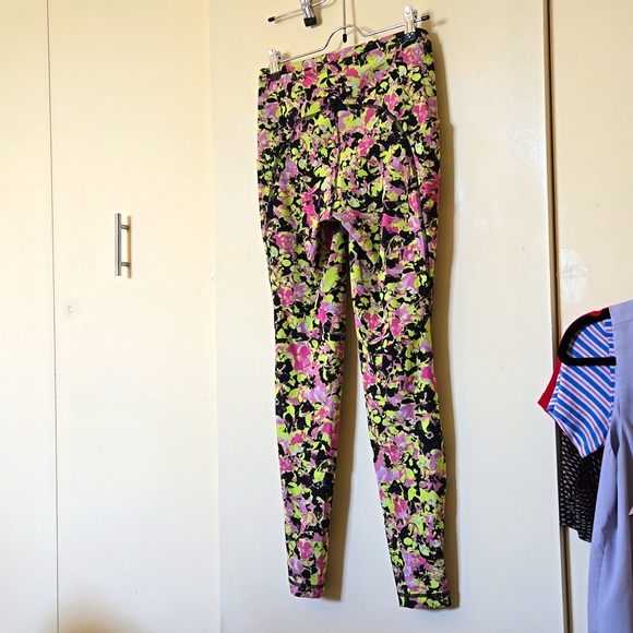 size 6 Lululemon Pants - Picture 1 of 5